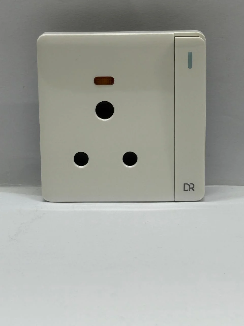 POWER PLUG Xises White - Image 5